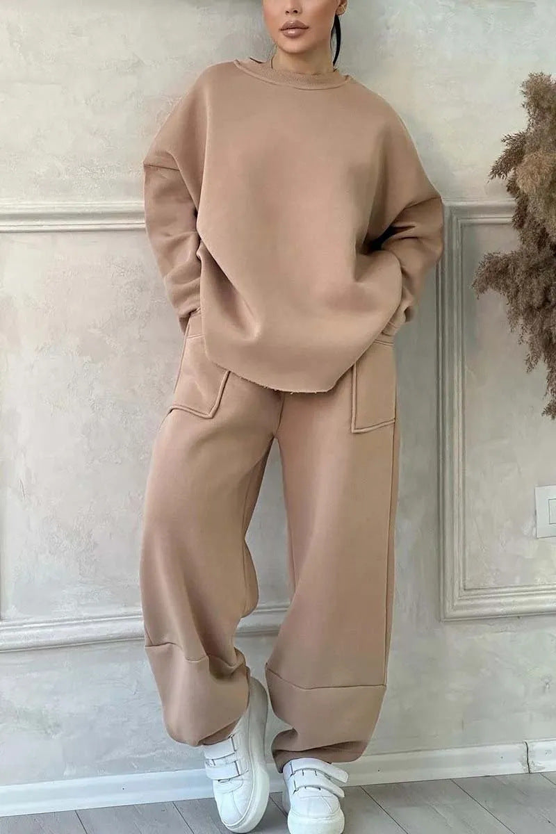 Dames casual herfst- en wintercombinatie van losse trui met ronde hals en lange mouwen, bestaande uit een pantalon en een pak.