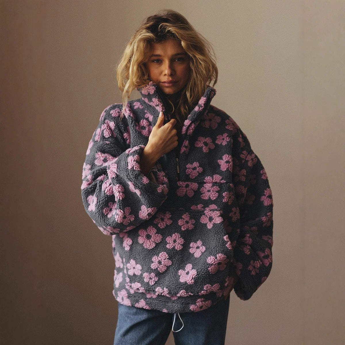 Winterbloemen lamswollen sweatshirt met grote zak, casual losvallende top met ritssluiting en reverskraag, dameskleding