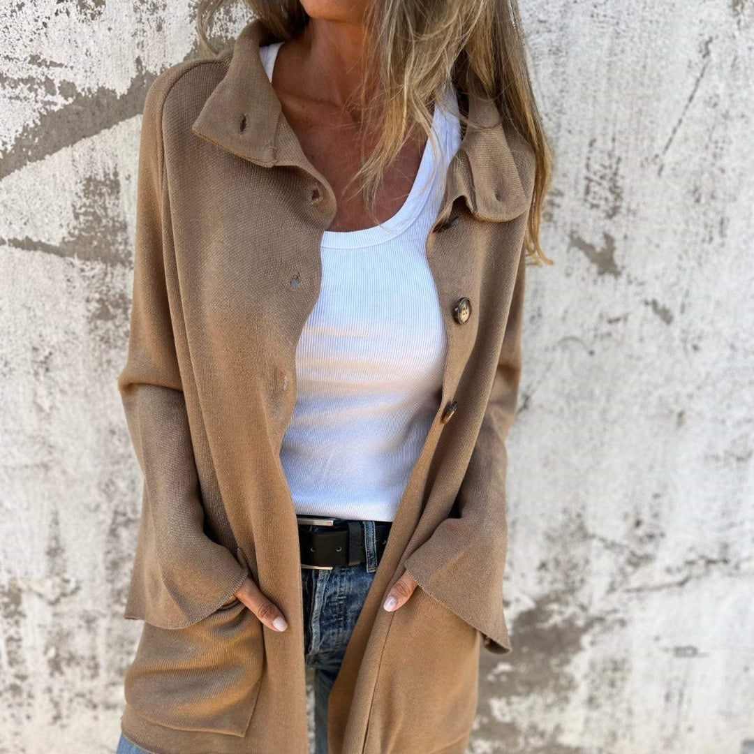 Ins gebreide jas met enkele rij knopen en revers, modieuze zakken, lange mouwen, vest, dameskleding