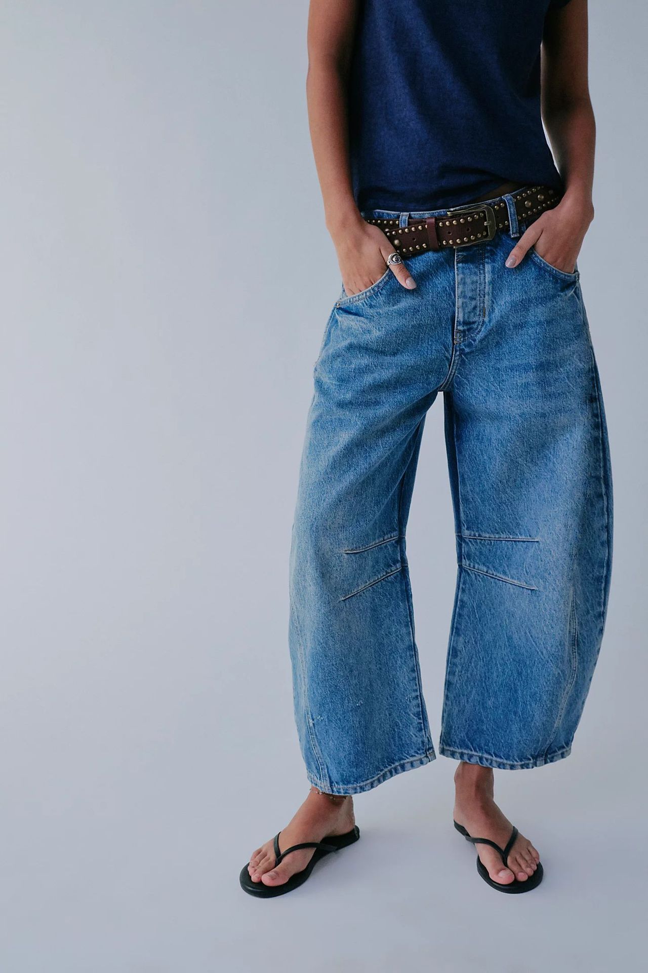 High Stretch Mid-Rise Barrel Jeans met wijde pijpen.